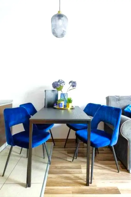 Kuchnia; sprzęt kuchenny, podłoga drewniana, światło dzienne, styl nowoczesny