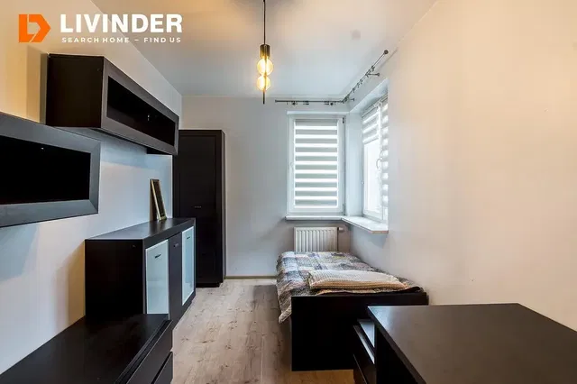 Kuchnia; sprzęt kuchenny, podłoga drewniana, światło dzienne, styl nowoczesny