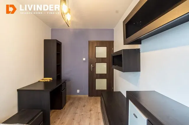 Kuchnia; sprzęt kuchenny, podłoga drewniana, światło dzienne, styl nowoczesny