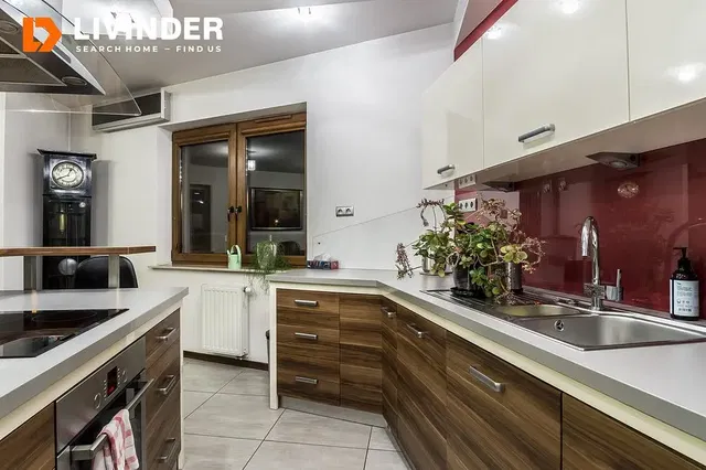 Kuchnia; sprzęt kuchenny, podłoga drewniana, światło dzienne, styl nowoczesny