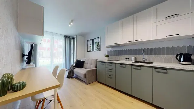 Küche; küchengeräte, holzboden, tageslicht, moderner stil