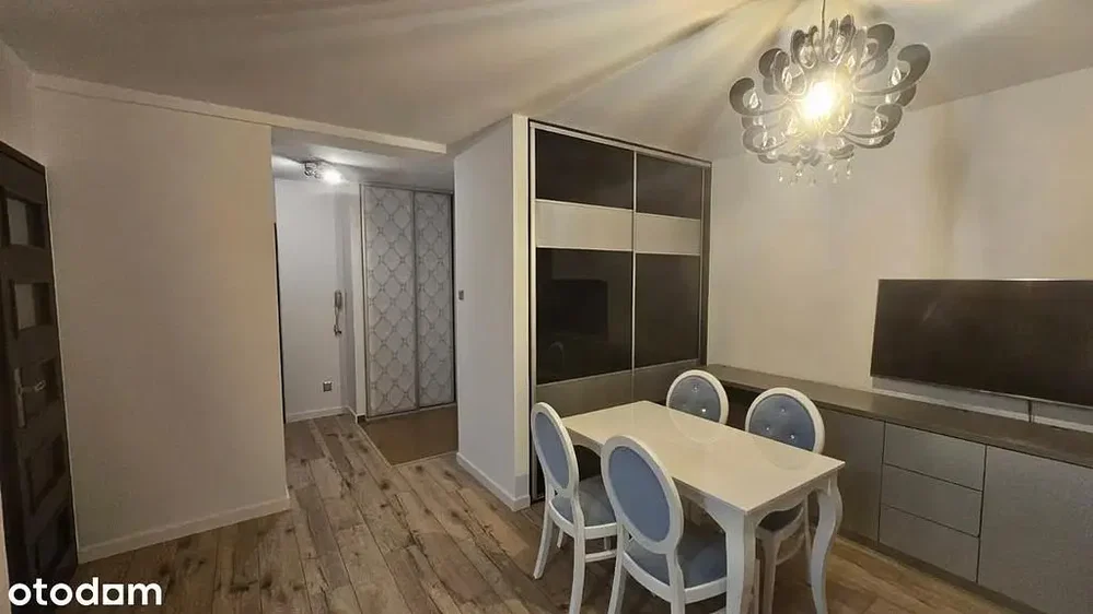 Mutfak; mutfak aletleri, ahşap zemin, doğal ışık, modern stil