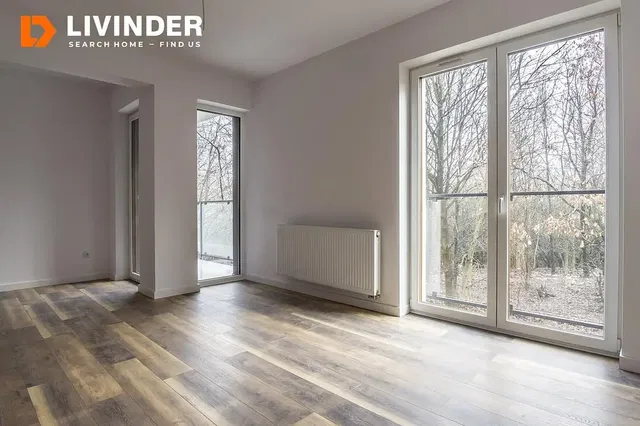 Kuchnia; sprzęt kuchenny, podłoga drewniana, światło dzienne, styl nowoczesny