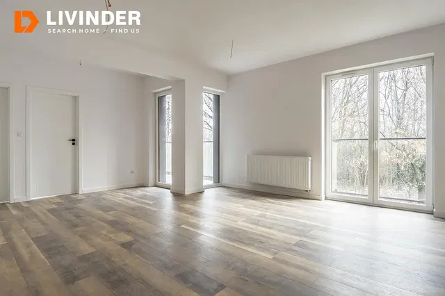 Kuchnia; sprzęt kuchenny, podłoga z płytek, światło dzienne, styl nowoczesny