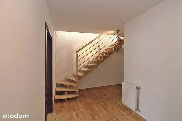 Mutfak; mutfak aletleri, ahşap zemin, doğal ışık, modern stil