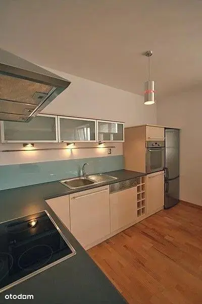 Mutfak; mutfak aletleri, ahşap zemin, doğal ışık, modern stil