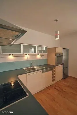 Mutfak; mutfak aletleri, ahşap zemin, doğal ışık, modern stil