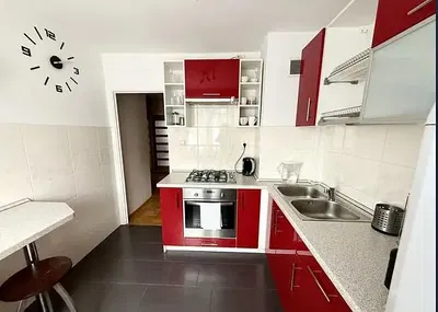 Küche; küchengeräte, holzboden, tageslicht, moderner stil