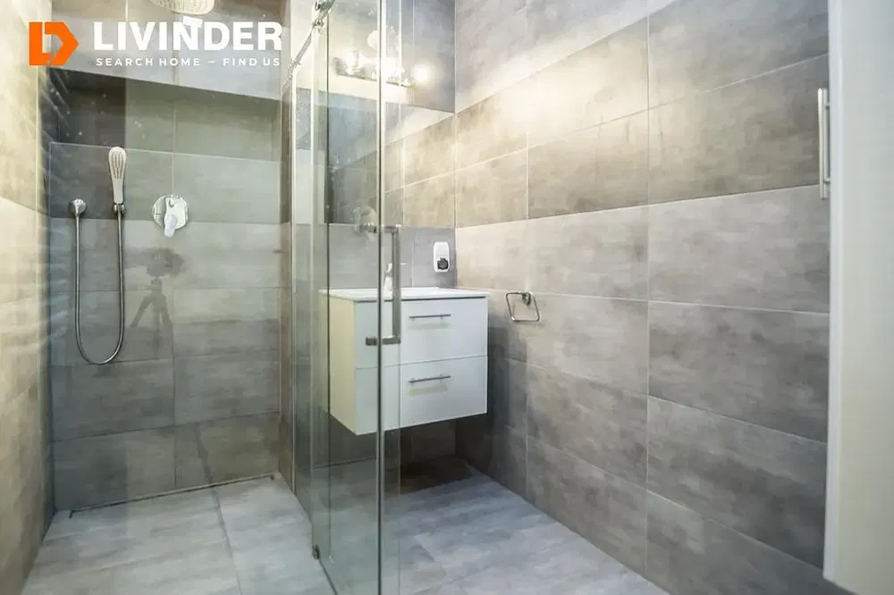 Küche; küchengeräte, holzboden, tageslicht, moderner stil