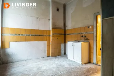 Kuchyně; kuchyňské spotřebiče, dřevěná podlaha, přirozené světlo, moderní styl