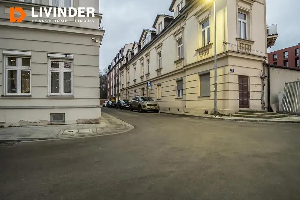 Obývací pokoj; dřevěná podlaha, přirozené světlo, moderní styl