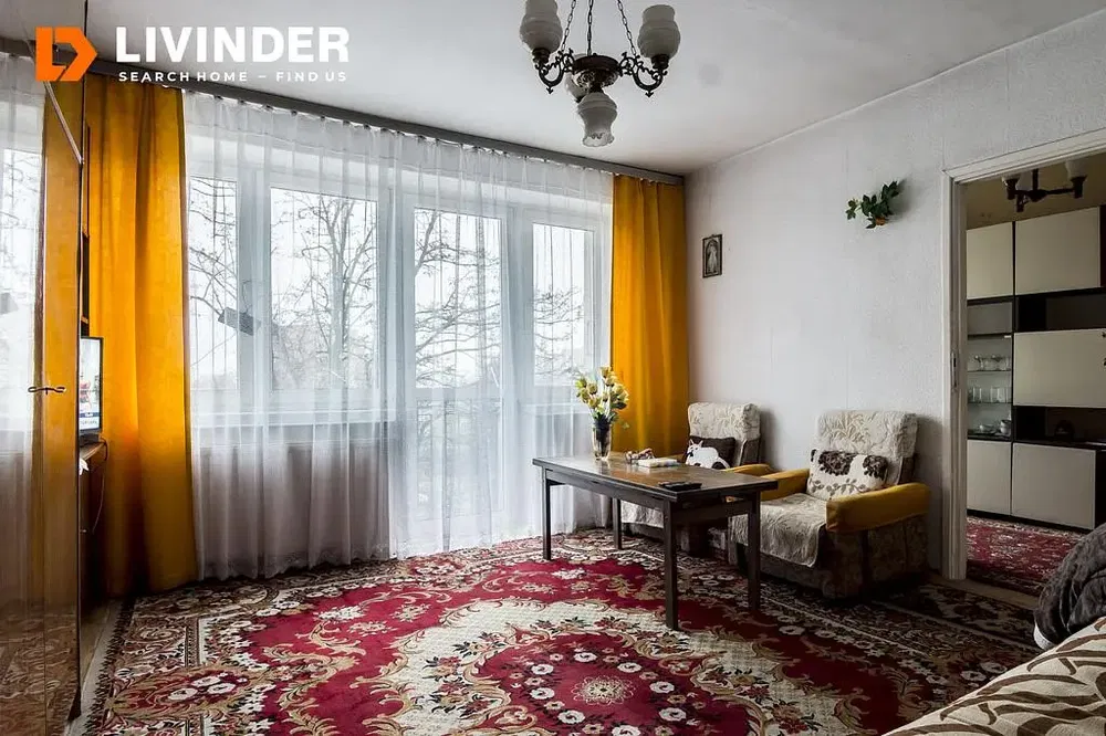 Mutfak; mutfak aletleri, ahşap zemin, doğal ışık, modern stil