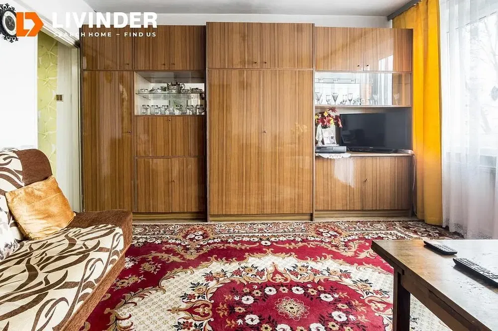 Mutfak; mutfak aletleri, ahşap zemin, doğal ışık, modern stil
