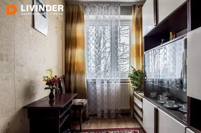 Oturma odası; ahşap zemin, doğal ışık, modern stil