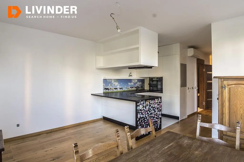 Cozinha; eletrodomésticos, chão de madeira, luz natural, estilo moderno