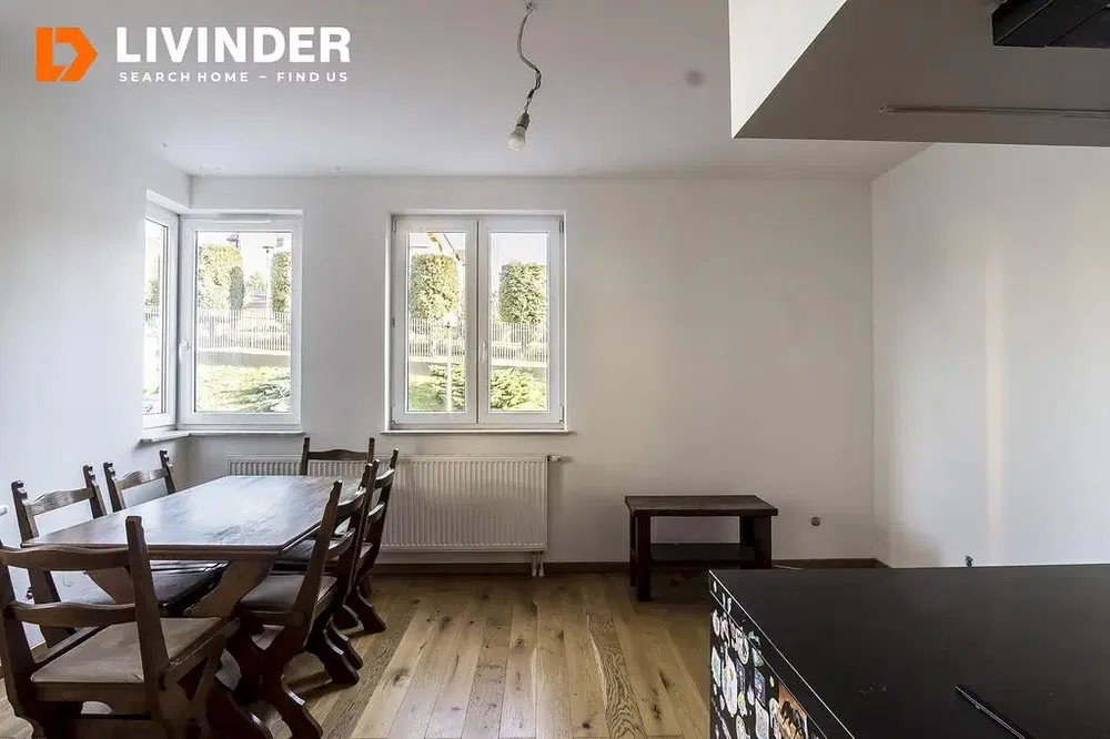 Cozinha; eletrodomésticos, chão de madeira, luz natural, estilo moderno