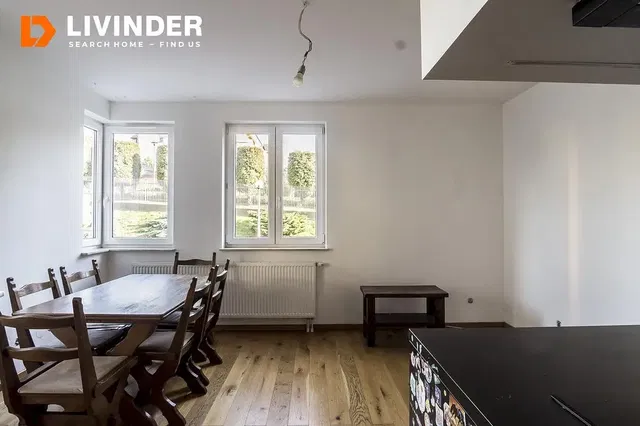 Kuchnia; sprzęt kuchenny, podłoga drewniana, światło dzienne, styl nowoczesny