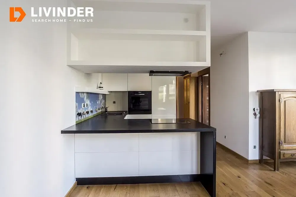 Cozinha; eletrodomésticos, chão de madeira, luz natural, estilo moderno