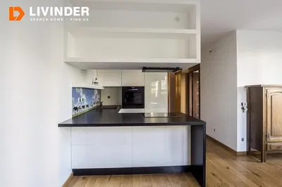 Cozinha; eletrodomésticos, chão de madeira, luz natural, estilo moderno