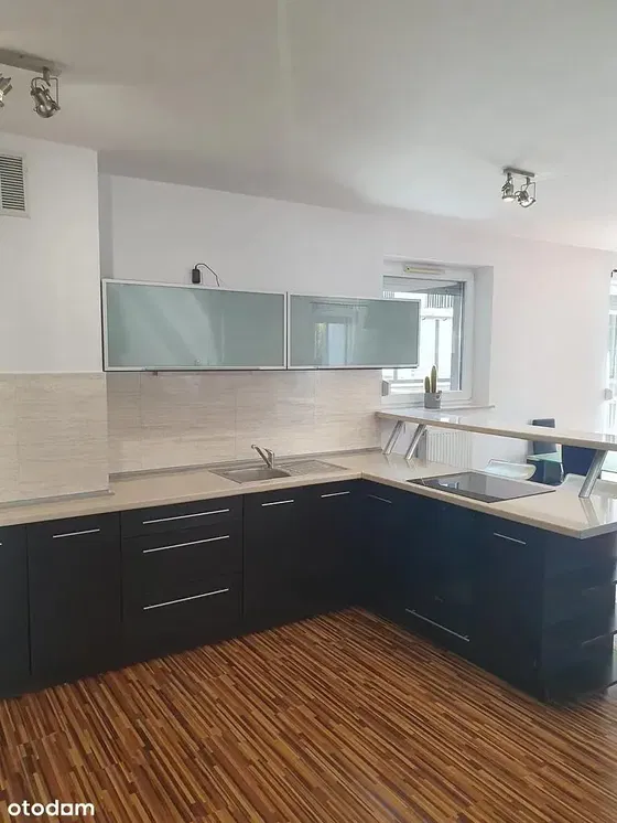 Cozinha; eletrodomésticos, chão de madeira, luz natural, estilo moderno