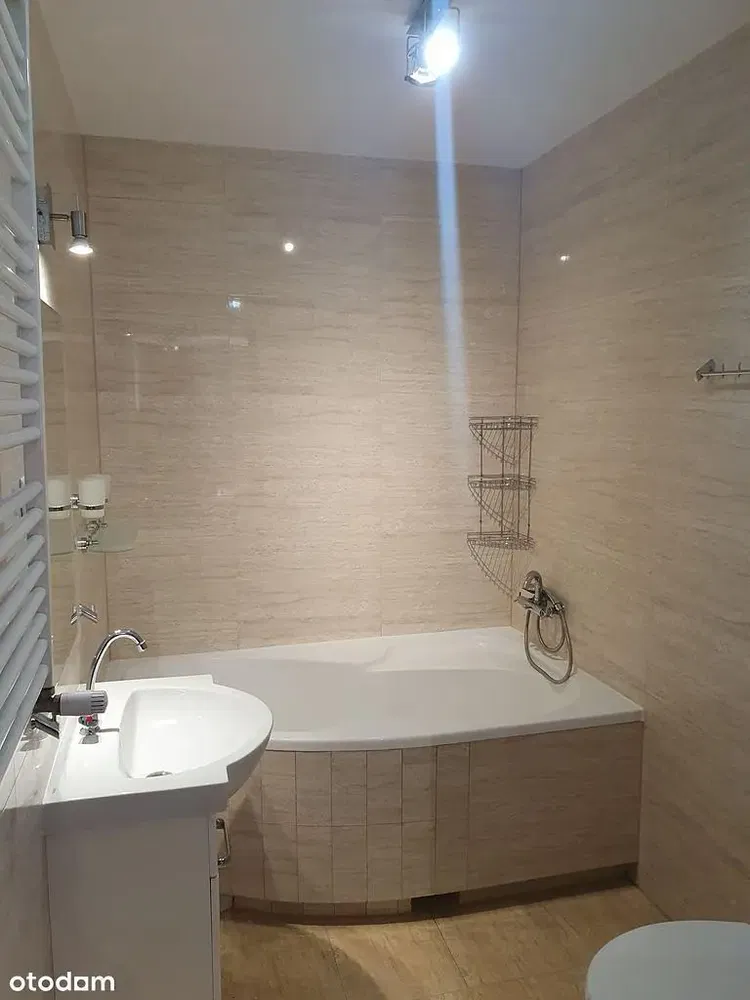 Cozinha; eletrodomésticos, chão de madeira, luz natural, estilo moderno