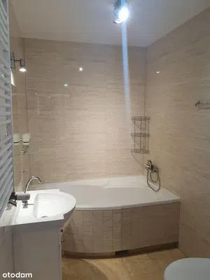 Cozinha; eletrodomésticos, chão de madeira, luz natural, estilo moderno