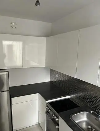 Cozinha; eletrodomésticos, chão de madeira, luz natural, estilo moderno