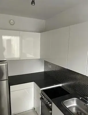 Cozinha; eletrodomésticos, chão de madeira, luz natural, estilo moderno