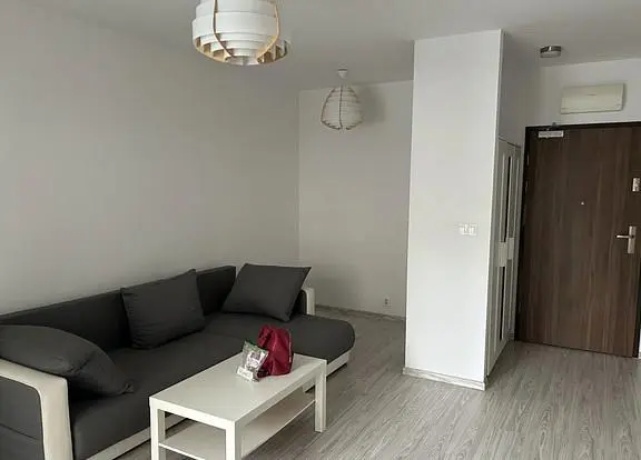 Cozinha; eletrodomésticos, chão de madeira, luz natural, estilo moderno