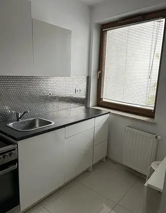 Cozinha; eletrodomésticos, chão de madeira, luz natural, estilo moderno