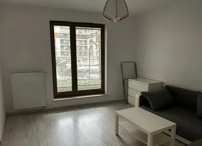 Cozinha; eletrodomésticos, chão de madeira, luz natural, estilo moderno