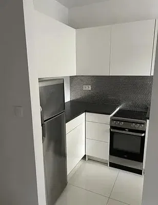 Cozinha; eletrodomésticos, chão de madeira, luz natural, estilo moderno