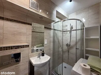 Cozinha; eletrodomésticos, chão de madeira, luz natural, estilo moderno