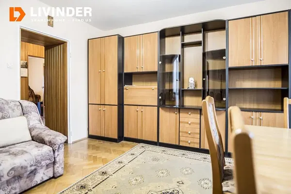 Sala de estar; chão de madeira, luz natural, estilo moderno