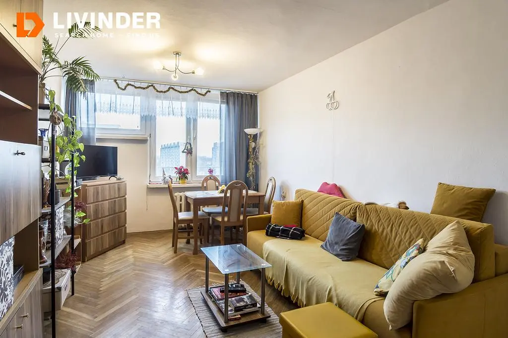 Cozinha; eletrodomésticos, chão de madeira, luz natural, estilo moderno