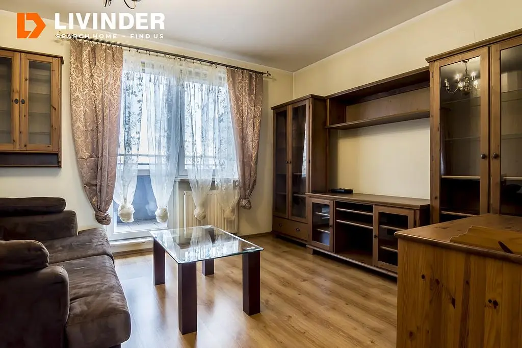 Salon; parquet, lumière naturelle, style moderne