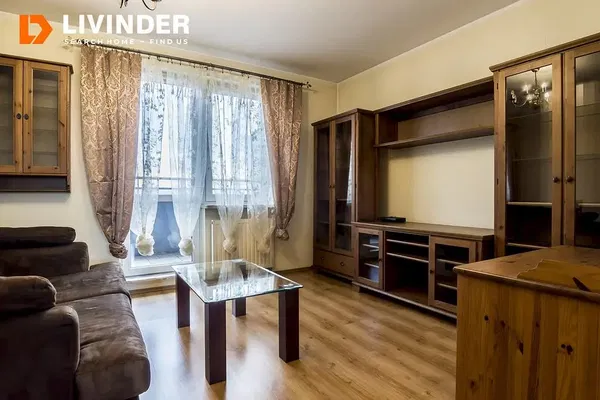 Sala de estar; chão de madeira, luz natural, estilo moderno