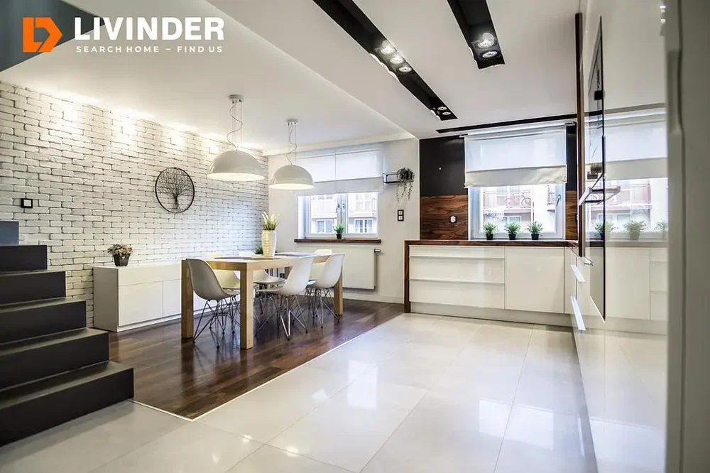 Oturma odası; ahşap zemin, doğal ışık, modern stil