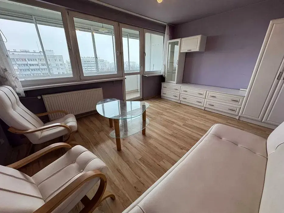 Kuchnia; sprzęt kuchenny, podłoga drewniana, światło dzienne, styl nowoczesny