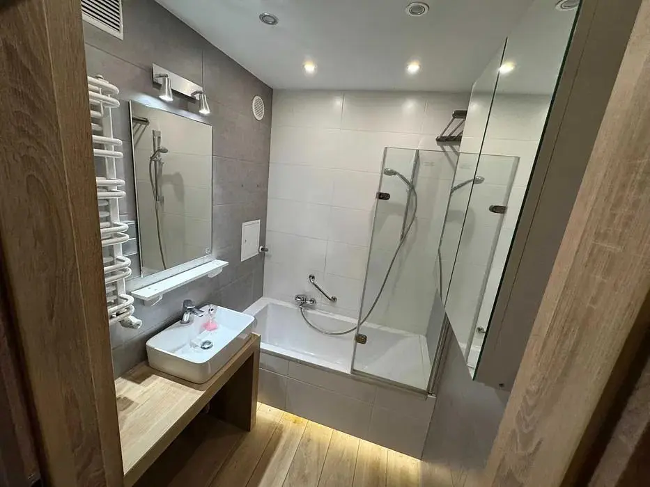 Salon; podłoga drewniana, światło dzienne, styl nowoczesny