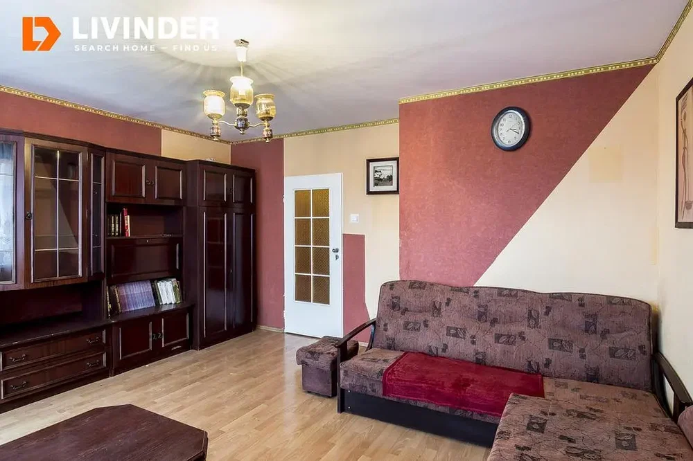 Mutfak; mutfak aletleri, ahşap zemin, doğal ışık, modern stil