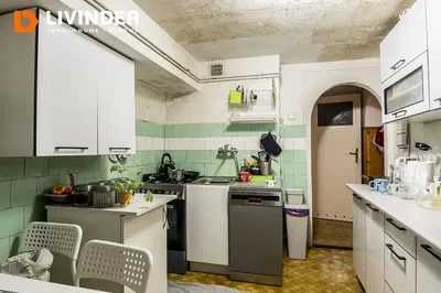 Obývací pokoj; dřevěná podlaha, přirozené světlo, moderní styl