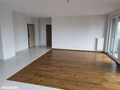 Kuchyně; kuchyňské spotřebiče, dřevěná podlaha, přirozené světlo, moderní styl