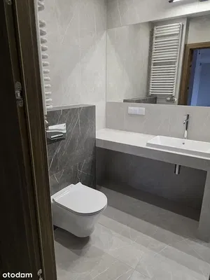 Kuchyně; kuchyňské spotřebiče, dřevěná podlaha, přirozené světlo, moderní styl