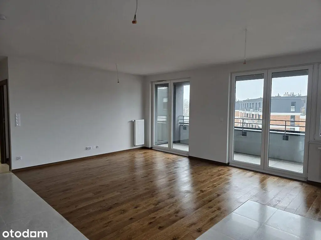 Kuchyně; kuchyňské spotřebiče, dřevěná podlaha, přirozené světlo, moderní styl