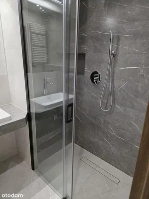 Kuchyně; kuchyňské spotřebiče, dřevěná podlaha, přirozené světlo, moderní styl