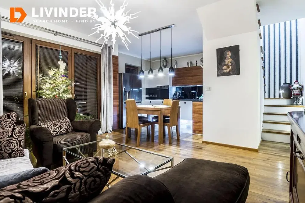 Kuchyně; kuchyňské spotřebiče, dřevěná podlaha, přirozené světlo, moderní styl