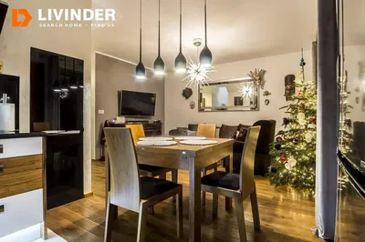 Kuchyně; kuchyňské spotřebiče, dřevěná podlaha, přirozené světlo, moderní styl