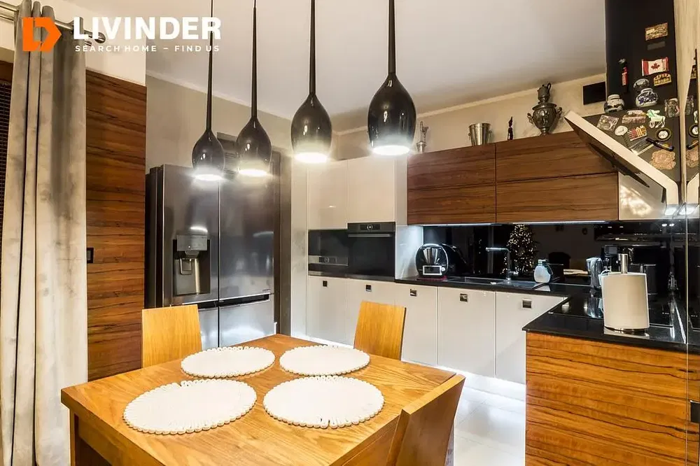 Kuchyně; kuchyňské spotřebiče, dřevěná podlaha, přirozené světlo, moderní styl