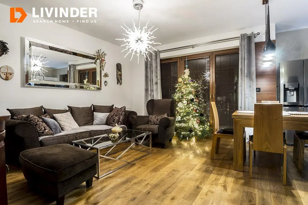 Kuchyně; kuchyňské spotřebiče, dřevěná podlaha, přirozené světlo, moderní styl